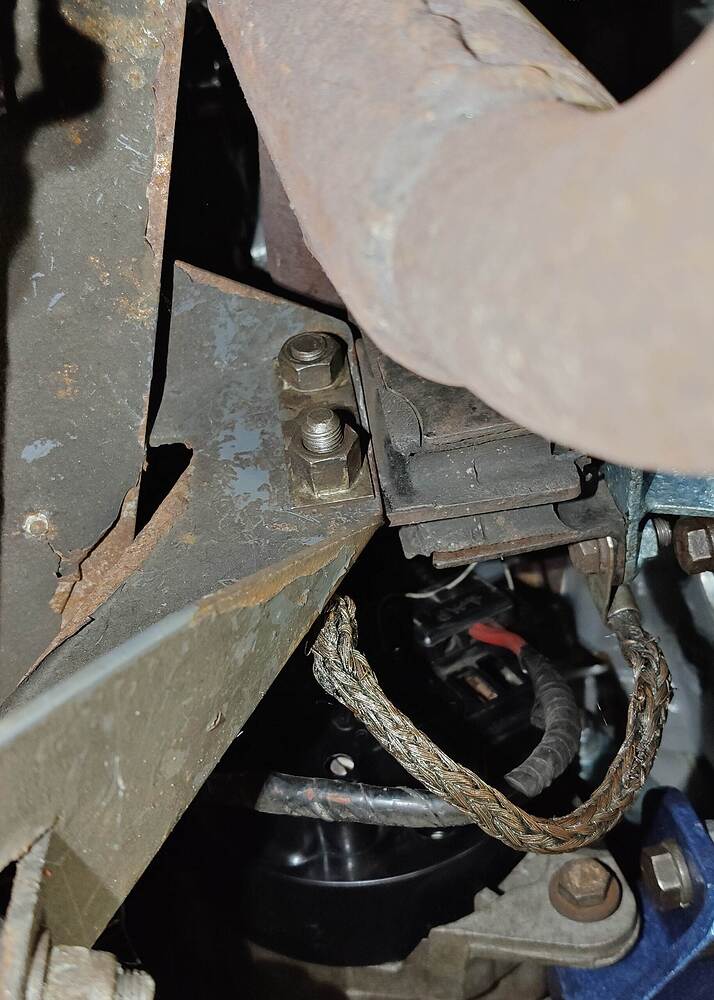 Exhaust side mount to frame nut plate